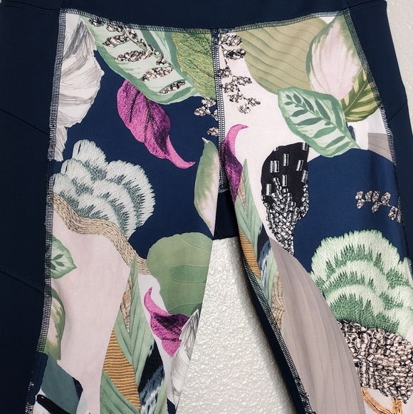 Athleta Women's Leaf Print Active Running Athletic Cropped Leggings - Picture 9 of 15